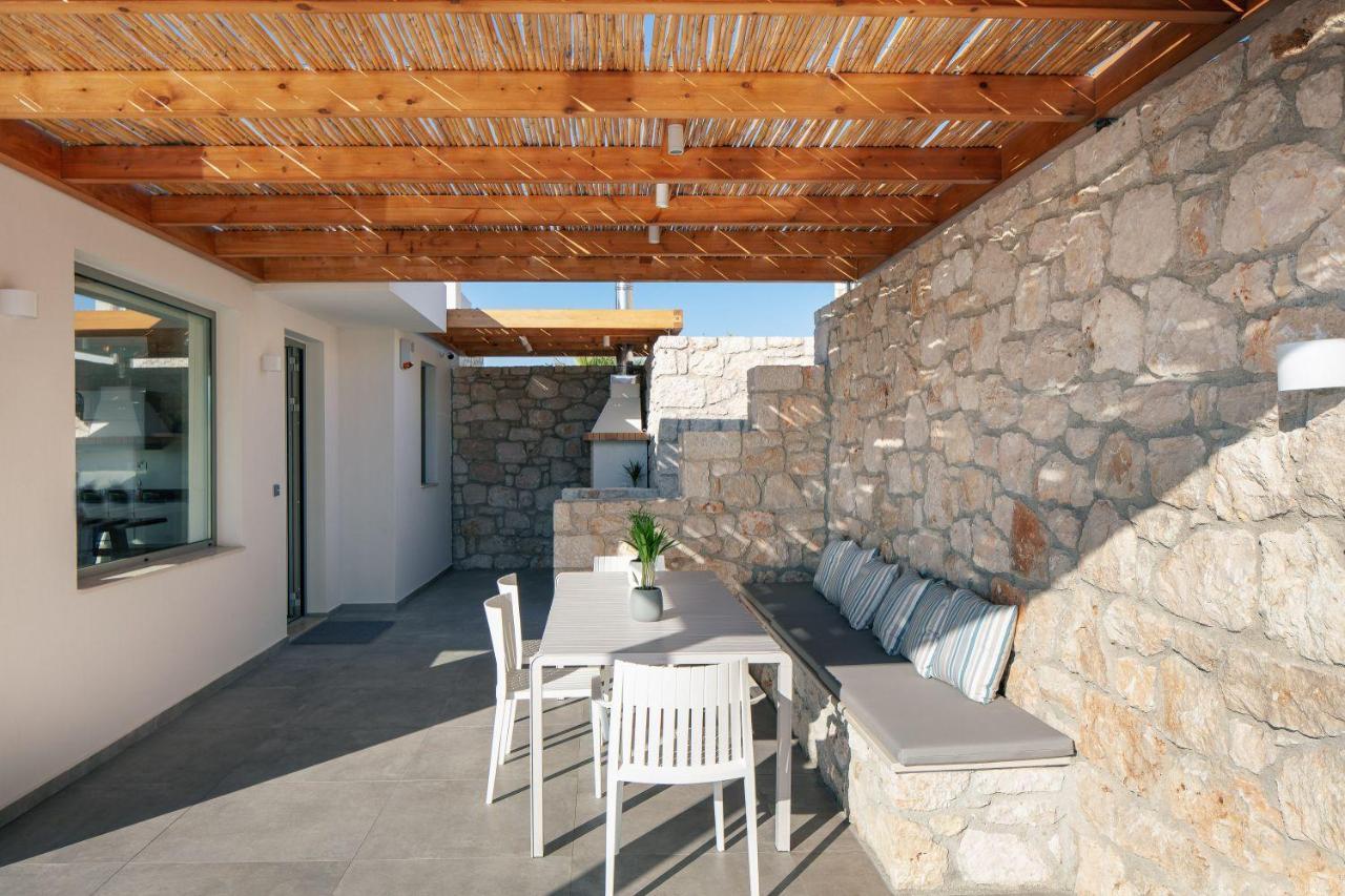 Villa Balance Gerani  Luaran gambar